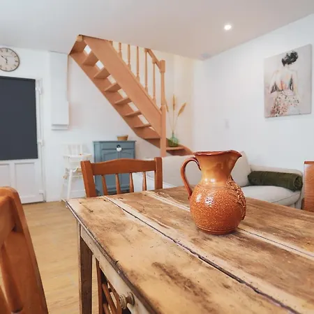 La Romance De Laura Arrest